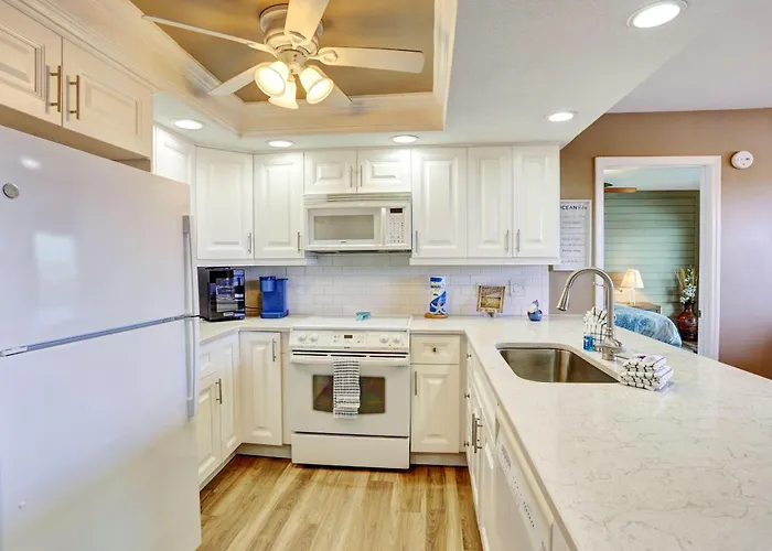 Bayshore Yacht & Tennis 806 *