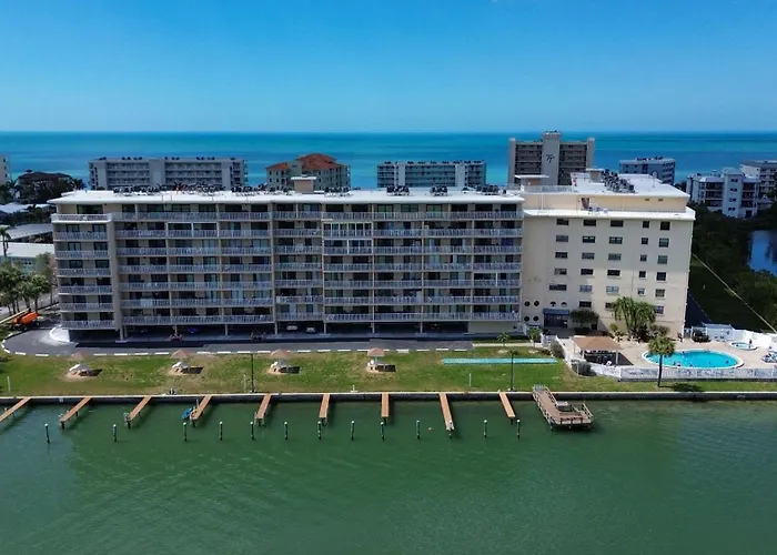Bayshore Yacht & Tennis 806 *
